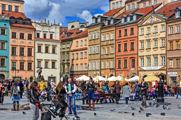 Turystów odwiedza rynek Starego miasta — Zdjęcie stockowe