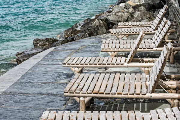 Deck chairs on the shores of Lake Geneva — Stock Photo, Image