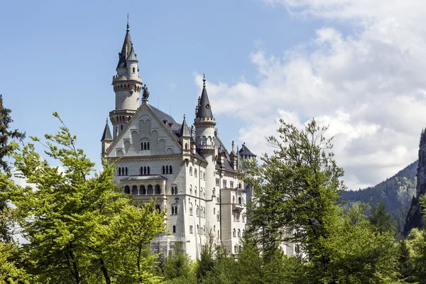 Castelo de Neuschwanstein entre vegetação de primavera — Fotografia de Stock