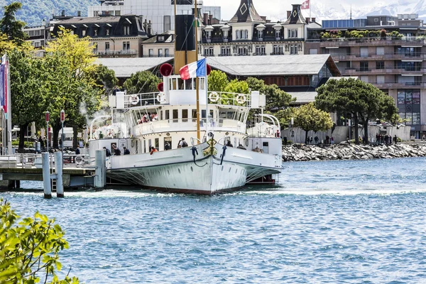 La Suisse paddelboat atracado em Montreux — Fotografia de Stock