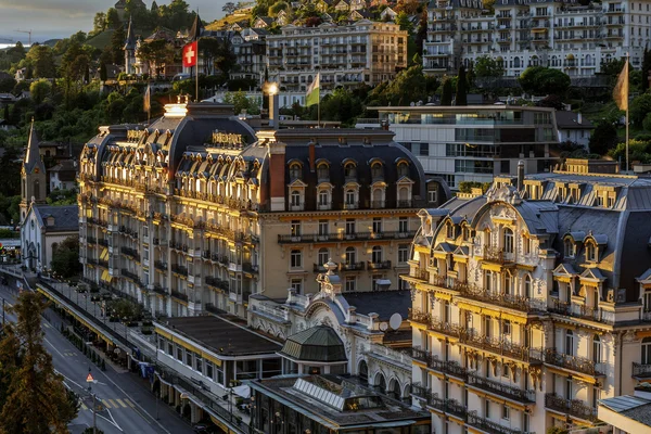 Fairmont le montreux palace hotel i kvällen — Stockfoto