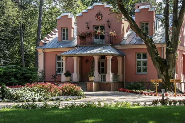 Villa rozana in naleczow, polen — Stockfoto