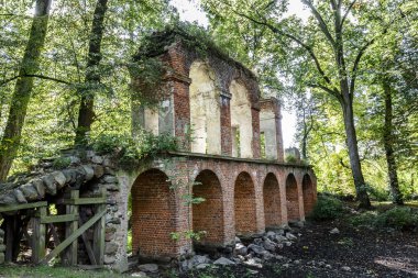 tuğla ile inşa edilmiş eski bir su kemeri