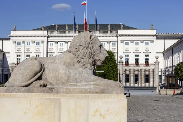Taş aslan ve Cumhurbaşkanlığı Sarayı — Stok fotoğraf