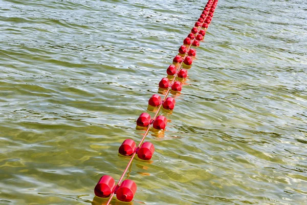 En las aguas del lago flotantes boyas de plástico —  Fotos de Stock