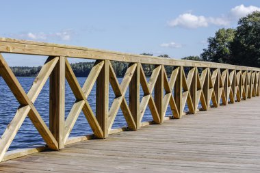 iskelede göl güneşli bir gün