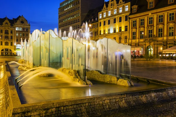 Moderna fontän, gamla torget i wroclaw — Stockfoto