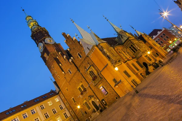 Torre gótica de la antigua casa consistorial en wroclaw — Stok fotoğraf