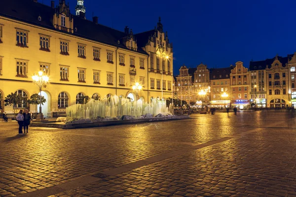 Moderna fontän, gamla torget i wroclaw — Stockfoto