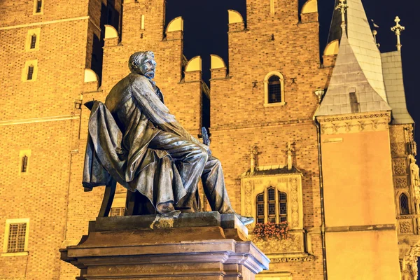 Graaf aleksander fredro monument bij nacht — Stockfoto