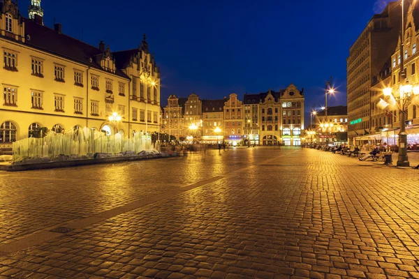 Eski çarşı Meydanı ile modern çeşme, wroclaw — Stok fotoğraf