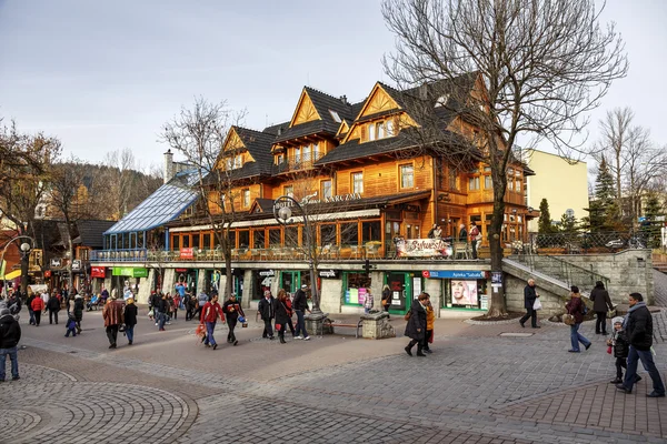 Sabala hotel se tyčí nad krupowki v Zakopaném — Stock fotografie