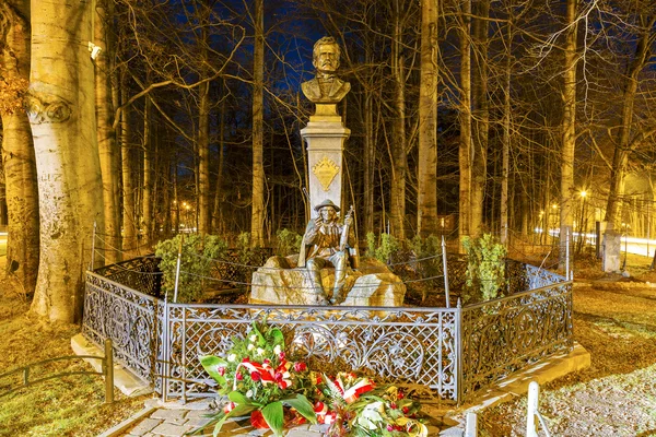 Памятник Сабале и Чалубинскому ночью — стоковое фото