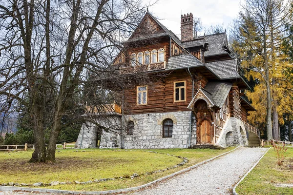 Villa pod jedlami bei droga na koziniec — Stockfoto