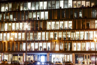 windows bir ofis binası içinde ışıklar