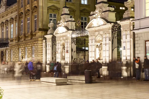 The main gate to the University of Warsaw at night — Stock Photo, Image