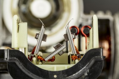 Elektrik fırçalar plaka