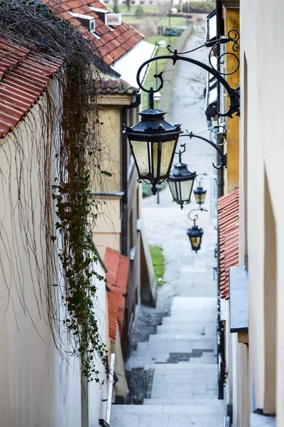 Dar sokak ve merdiven — Stok fotoğraf