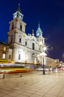Kutsal Haç Kilisesi gece Varşova