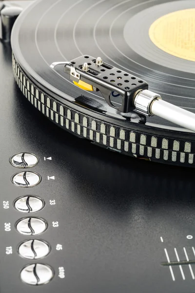 ターン テーブルは、ビニール レコードを再生します。 — ストック写真