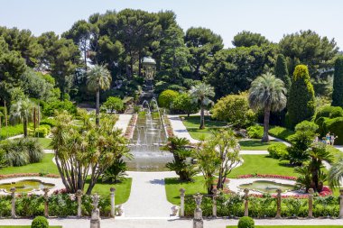 Villa Emiri de Rothschild 'in yeşil bahçeleri 