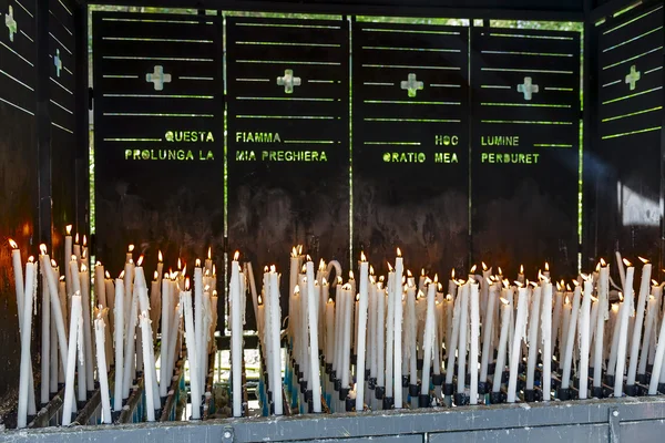 Votive candles burns at Lourdes — Stock Photo, Image