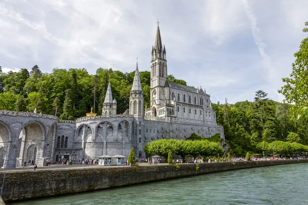 A Basílica de Lourdes no rio Gave de Pau — Fotografia de Stock