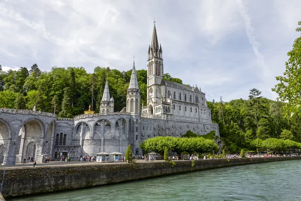 Basilikan i lourdes på gav floden de pau — Stockfoto