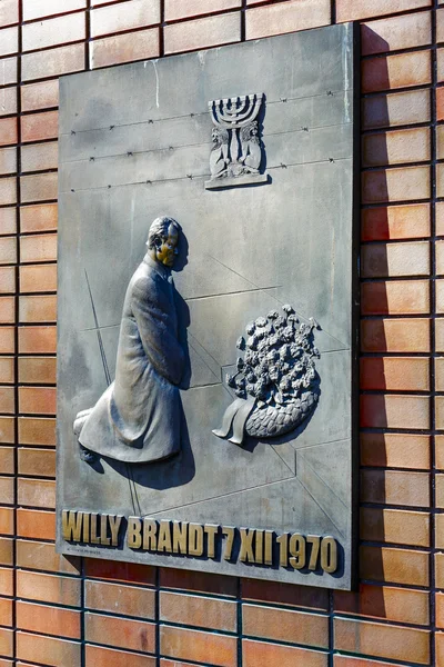 Вилли Брандт встала на колени перед мемориалом — стоковое фото