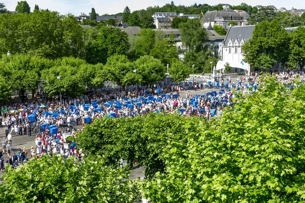 Pilgrims come to Mass at Shrine at Lourdes — Stock Photo, Image
