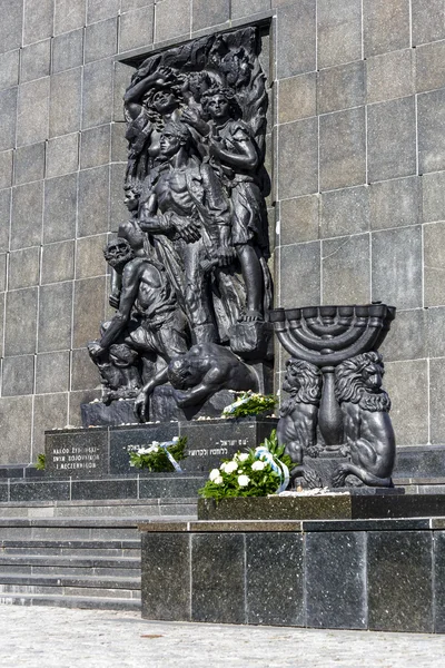 犹太人区英雄纪念碑前的一部分 — 图库照片