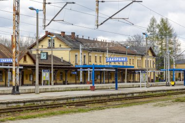 binalar ve tren istasyonu platformu