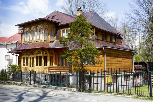 Villa de madera construida en 1908 en Zakopane — Foto de Stock