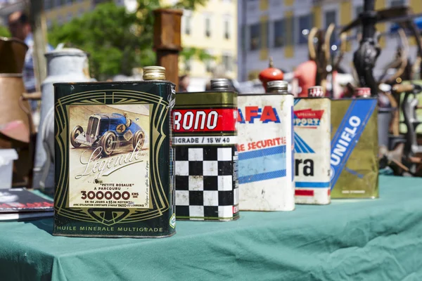 Old motor oil cans for sale in Nice, France — Stock Photo, Image