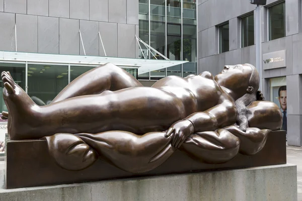 Estatua de Mujer Reclinada, artista Fernando Botero — Foto de Stock