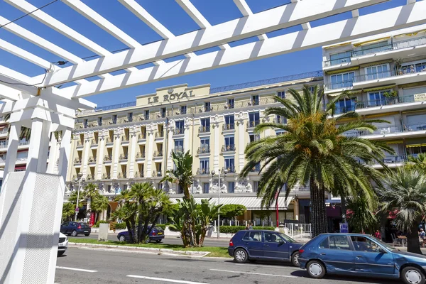 Hotel Le Royal en Niza desde el paseo marítimo — Foto de Stock