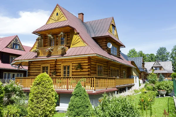 Residentieel gebouw, houten villa in zakopane — Stockfoto