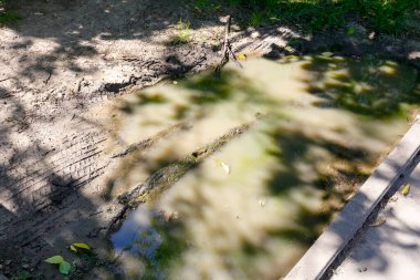 Kaldırımda bir su birikintisi var.