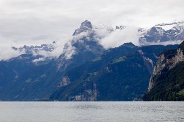 Lucerne Gölü ve Alp Dağları. İsviçre 'deki Schwyz kantonunda Brunnen' den görüldüğü gibi görün.  