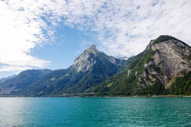 Lucerne Gölü 'nde uzaktaki sıradağları görebilirsin..