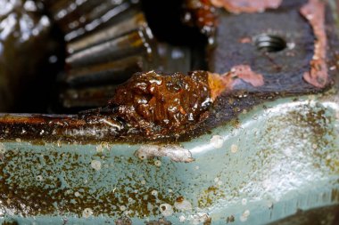 Çarklı tekerlek ünitesinin içinde aşınmış yağ görülebilir. Bu eski bir matkabın kolu ile şanzıman mekanizmasının kısmi bir görüntüsü..