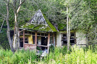 Eski ve çok yıkık bina