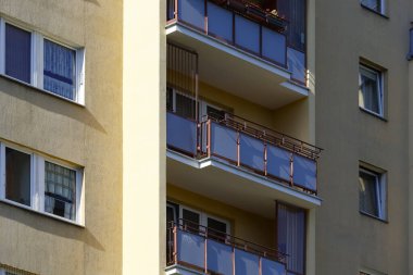 Varşova, Polonya - 7 Ekim 2021: bir apartmanın ön cephesi. Birçok ailenin yaşadığı bina Goclaw konut bölgesinde görülebilmektedir..
