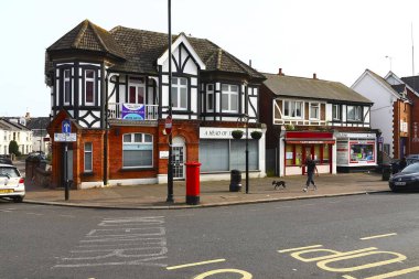 Worthing, Birleşik Krallık - Haziran 05, 2010: Bu sahil kasabasının mimarisi çeşitli binaların görülebildiği sokaklardan birinde görülebilir. Birisi kaldırımda köpeği gezdiriyor..