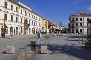 Lublin, Polonya - 10 Eylül 2021: Litewski Meydanı 'nın kıyısındaki şehir merkezinde yer alan binaların genel görünümü
