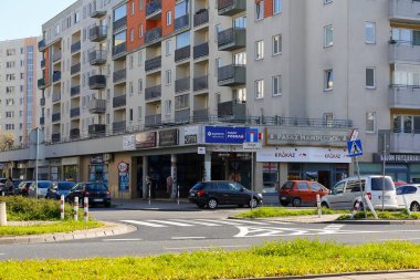 Varşova, Polonya - 7 Ekim 2021: Güneşli bir günde Goclaw semtinde birçok ailenin yaşadığı apartmanlar görülebilir. Zemin kattaki vitrinler görünür durumda..