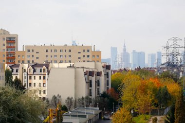 Varşova, Polonya - 15 Ekim 2021: Pek çok ailenin yaşadığı Goclaw konutları. Biraz ileride, şehir merkezinin yüksek binalarını görebilirsiniz..