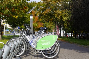 Varşova, Polonya - 6 Ekim 2021: Bir bisiklet istasyonuna park edilmiş bir dizi bisiklet. Kolayca ulaşılabilir bir bisiklet, şehirde çevre dostu dolaşım için harika bir araçtır..