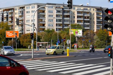 Varşova, Polonya - 6 Ekim 2021: Trafiğin düşük ve yaya geçidinin boş olduğu Goclaw yerleşim bölgesinin ana caddelerinin kesiştiği yer. Uzaktan büyük bir apartman görünüyor.