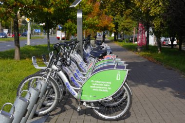 Varşova, Polonya - 6 Ekim 2021: Bir bisiklet istasyonuna park edilmiş bir dizi bisiklet. Kolayca ulaşılabilir bir bisiklet, şehirde çevre dostu dolaşım için harika bir araçtır..